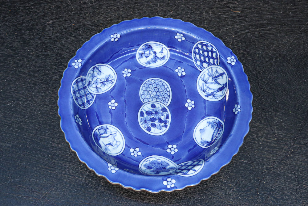 綺麗な藍色に可愛らしい窓絵が浮かぶ華やかな丸皿　DC9670