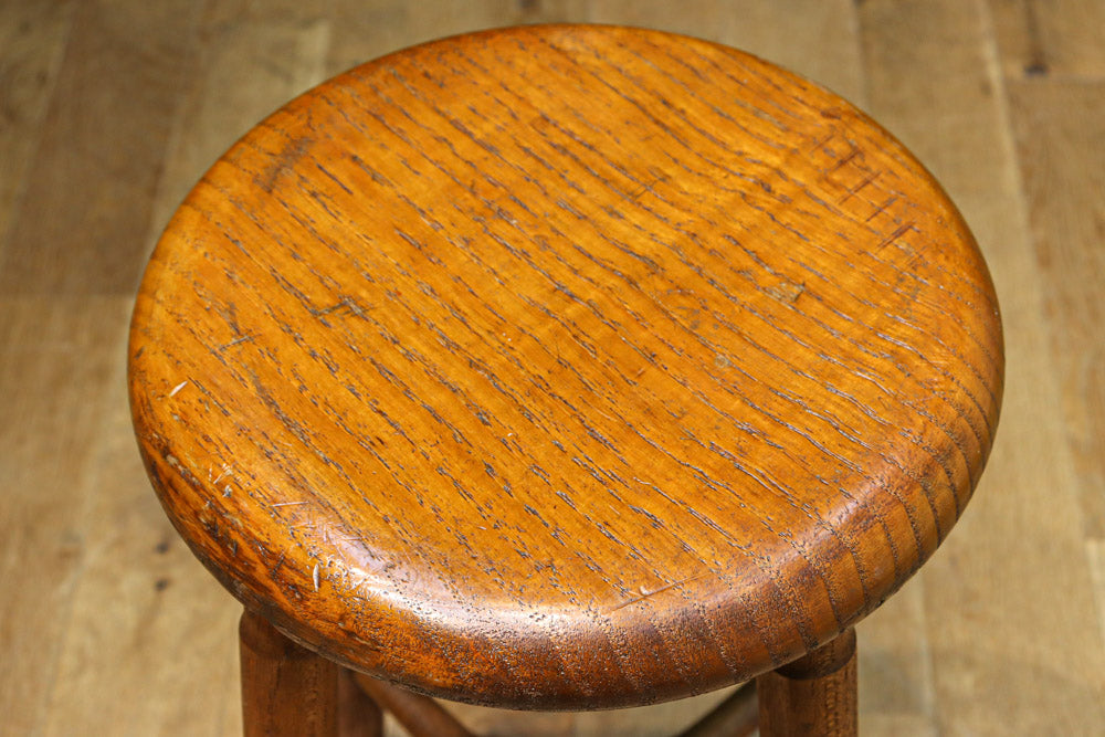 水面を波打つような杢目が浮かぶレトロなスツール　DC9686