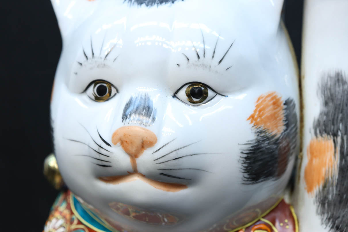 親子の様な三毛猫と黒猫の招き猫　DC9692