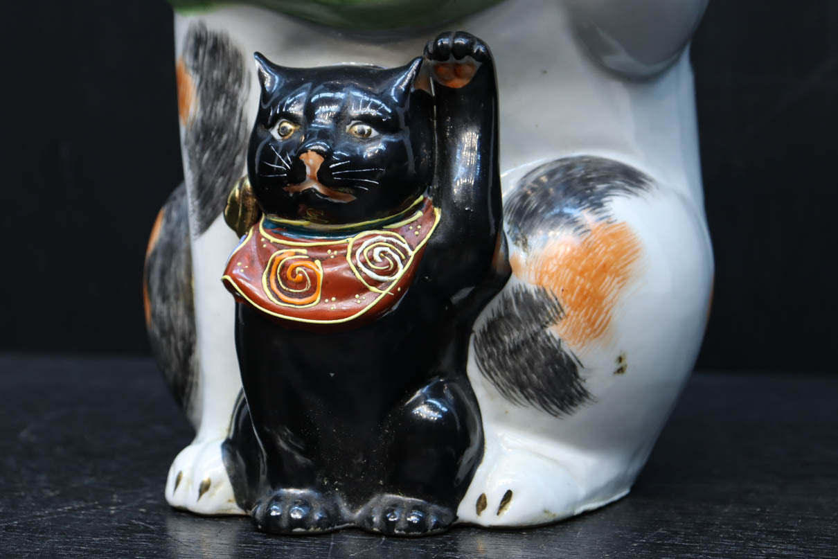 親子の様な三毛猫と黒猫の招き猫　DC9692