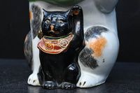 親子の様な三毛猫と黒猫の招き猫　DC9692