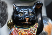 親子の様な三毛猫と黒猫の招き猫　DC9692