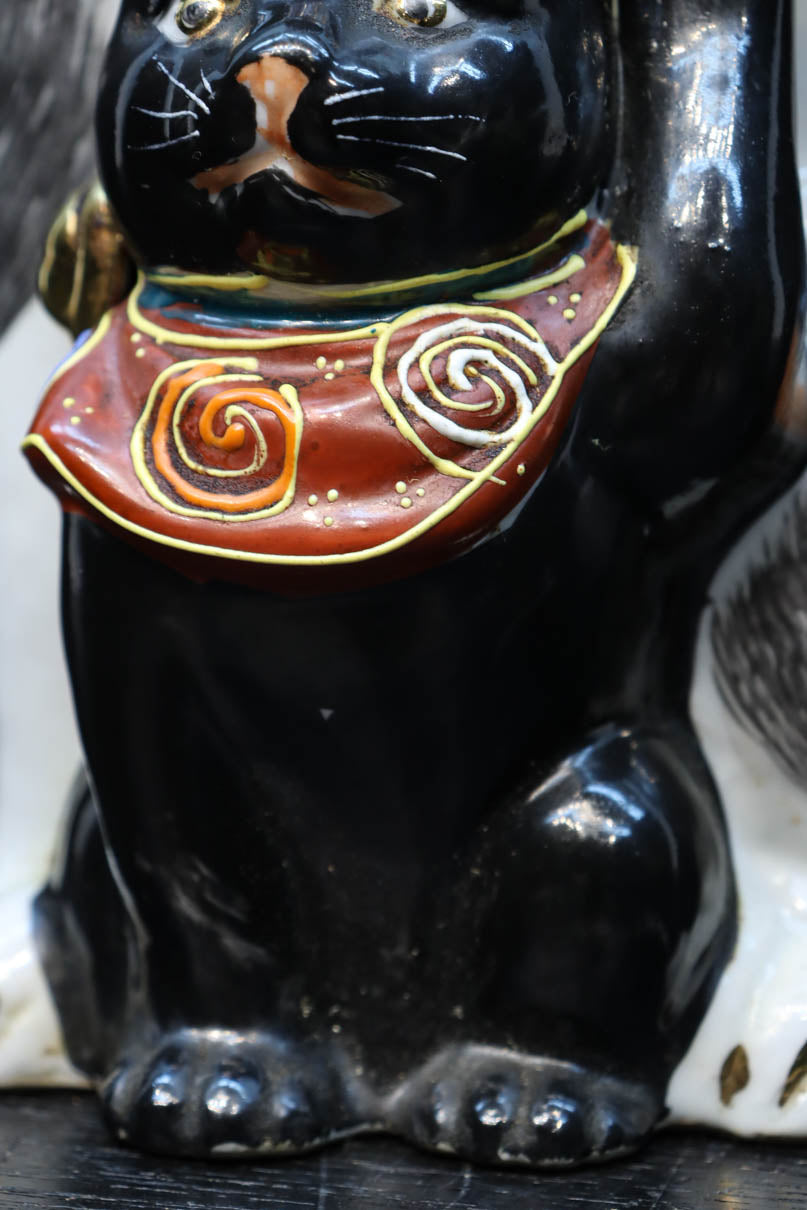 親子の様な三毛猫と黒猫の招き猫　DC9692