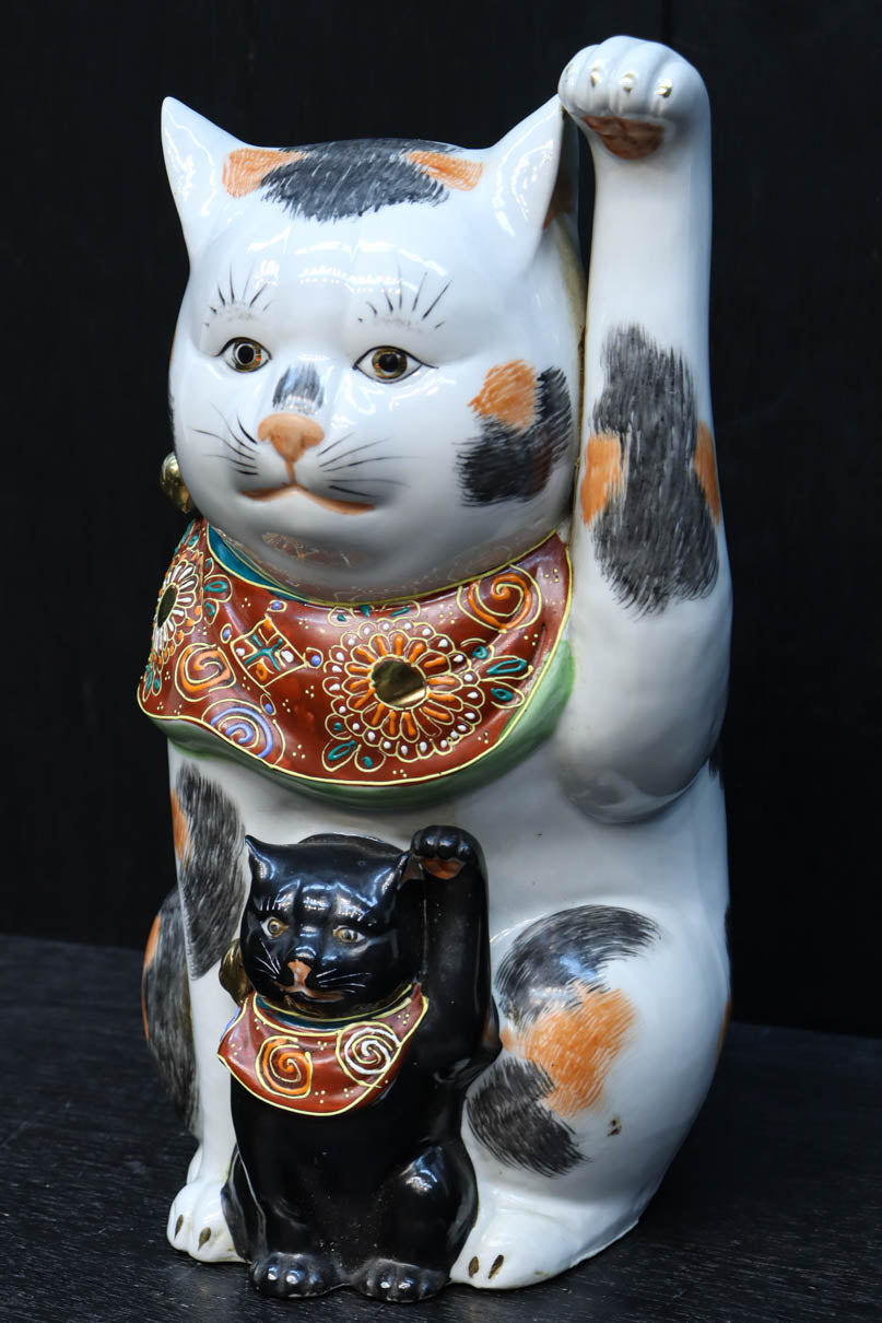 親子の様な三毛猫と黒猫の招き猫　DC9692