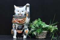 親子の様な三毛猫と黒猫の招き猫　DC9692