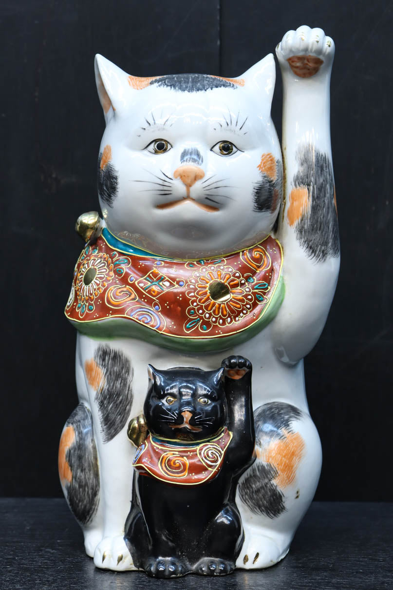 親子の様な三毛猫と黒猫の招き猫　DC9692