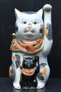 親子の様な三毛猫と黒猫の招き猫　DC9692