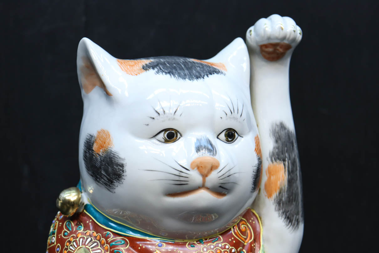 親子の様な三毛猫と黒猫の招き猫　DC9692