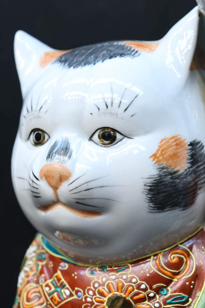 親子の様な三毛猫と黒猫の招き猫　DC9692