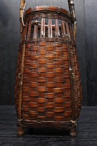 自然の風合いが趣きを感じさせてくれる竹編みの花カゴ(竹筒付き)　DC9698