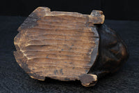 大きな目に時代を重ねた味わい深いカエルの木彫りの置物　DC9717