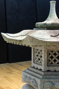 大型サイズ!!風情漂う六角屋根の石灯籠　DC9719