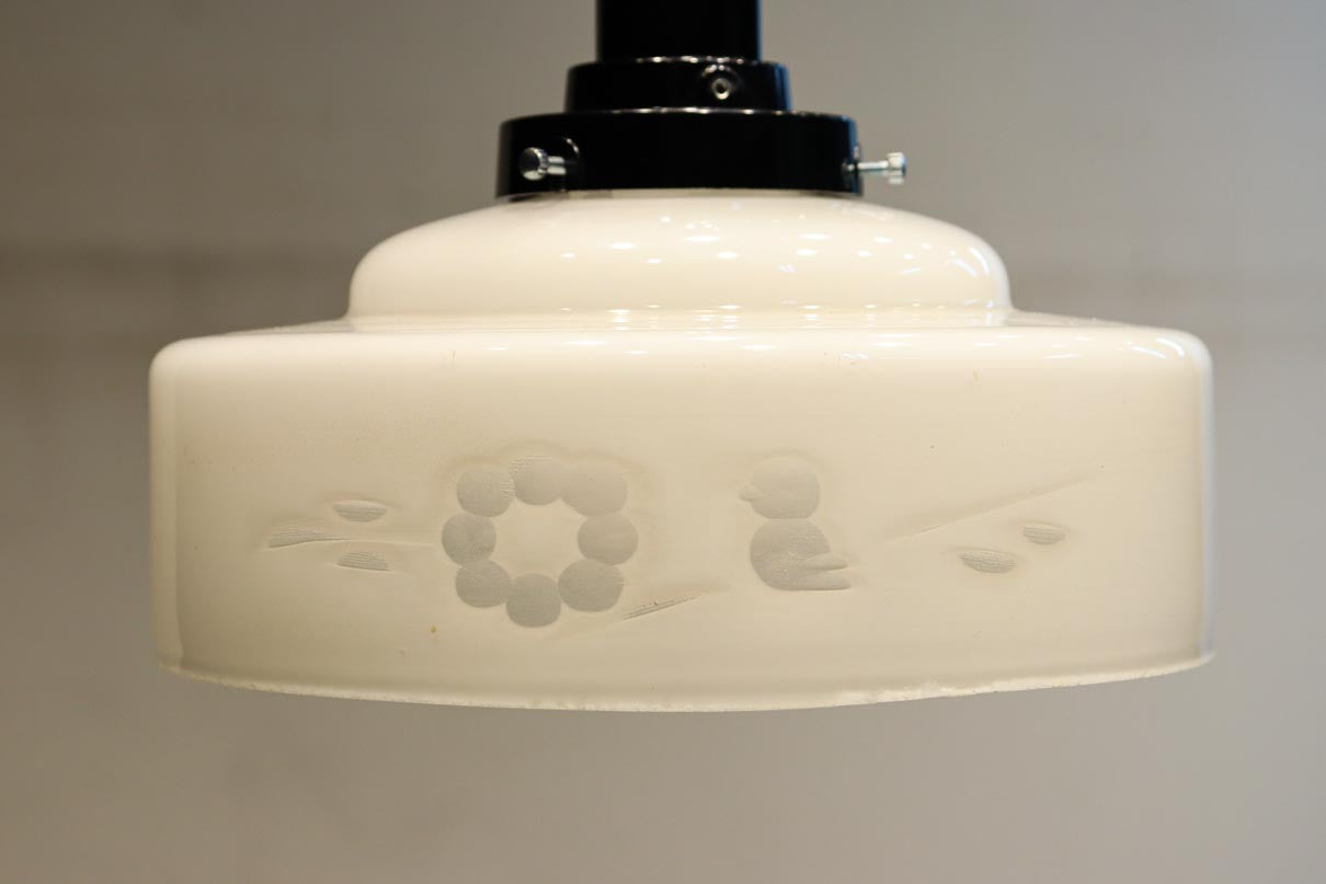小鳥と梅の可愛らしい透かし絵が浮かぶレトロな雰囲気の電笠　DC9744