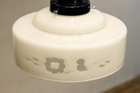 小鳥と梅の可愛らしい透かし絵が浮かぶレトロな雰囲気の電笠　DC9744