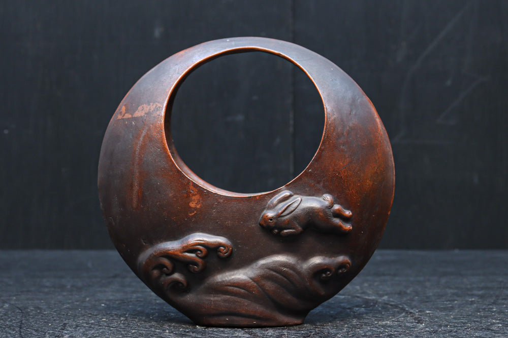 三日月形に波に兎を描いた可愛らしい吊るし花器(鎖付き)　DC9771　在庫1組