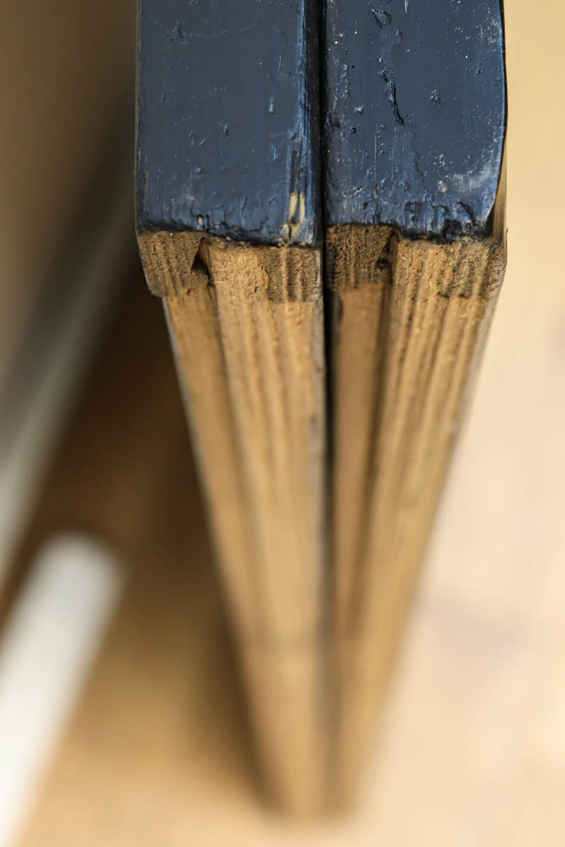 渦巻く波模様と飛翔する波に千鳥の姿を描いた小型襖絵建具セット　DC9789　在庫2枚一組