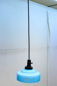 水色ガラスに可愛らしい透かし模様で温かみのある電笠　DC9905