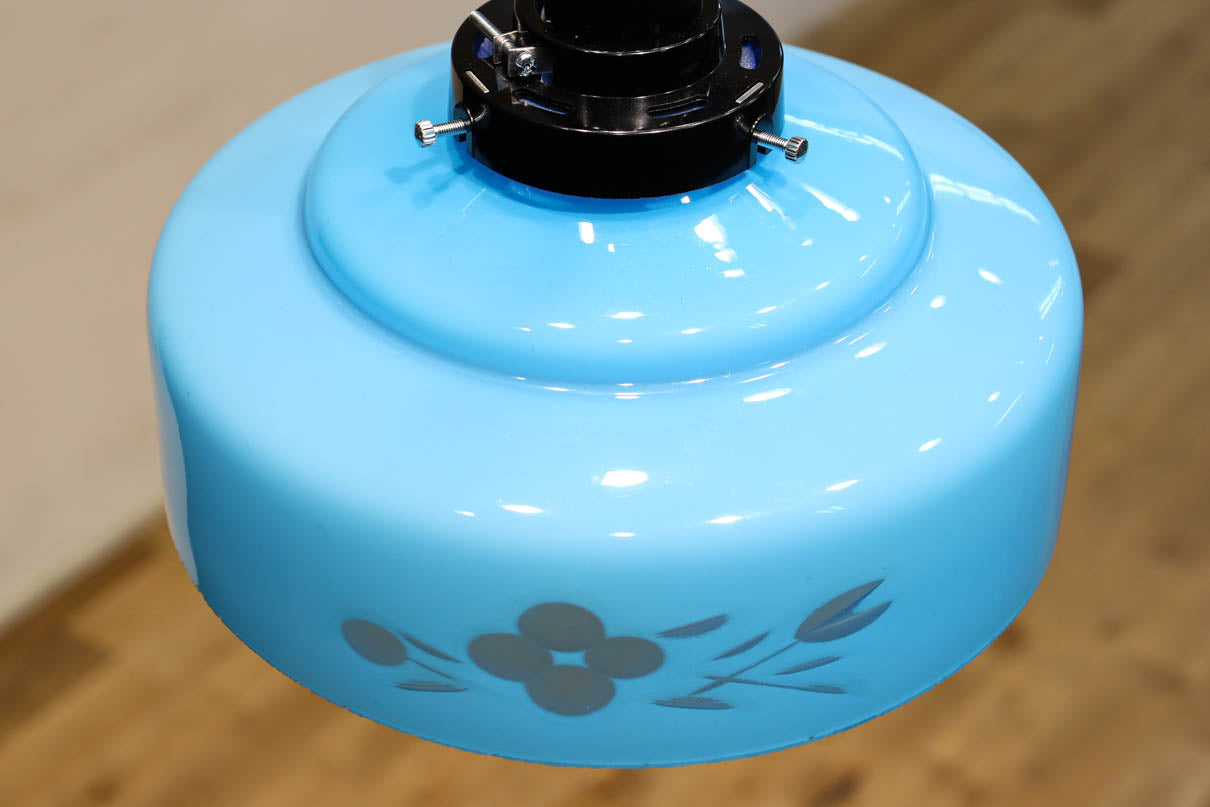 水色ガラスに可愛らしい透かし模様で温かみのある電笠　DC9905
