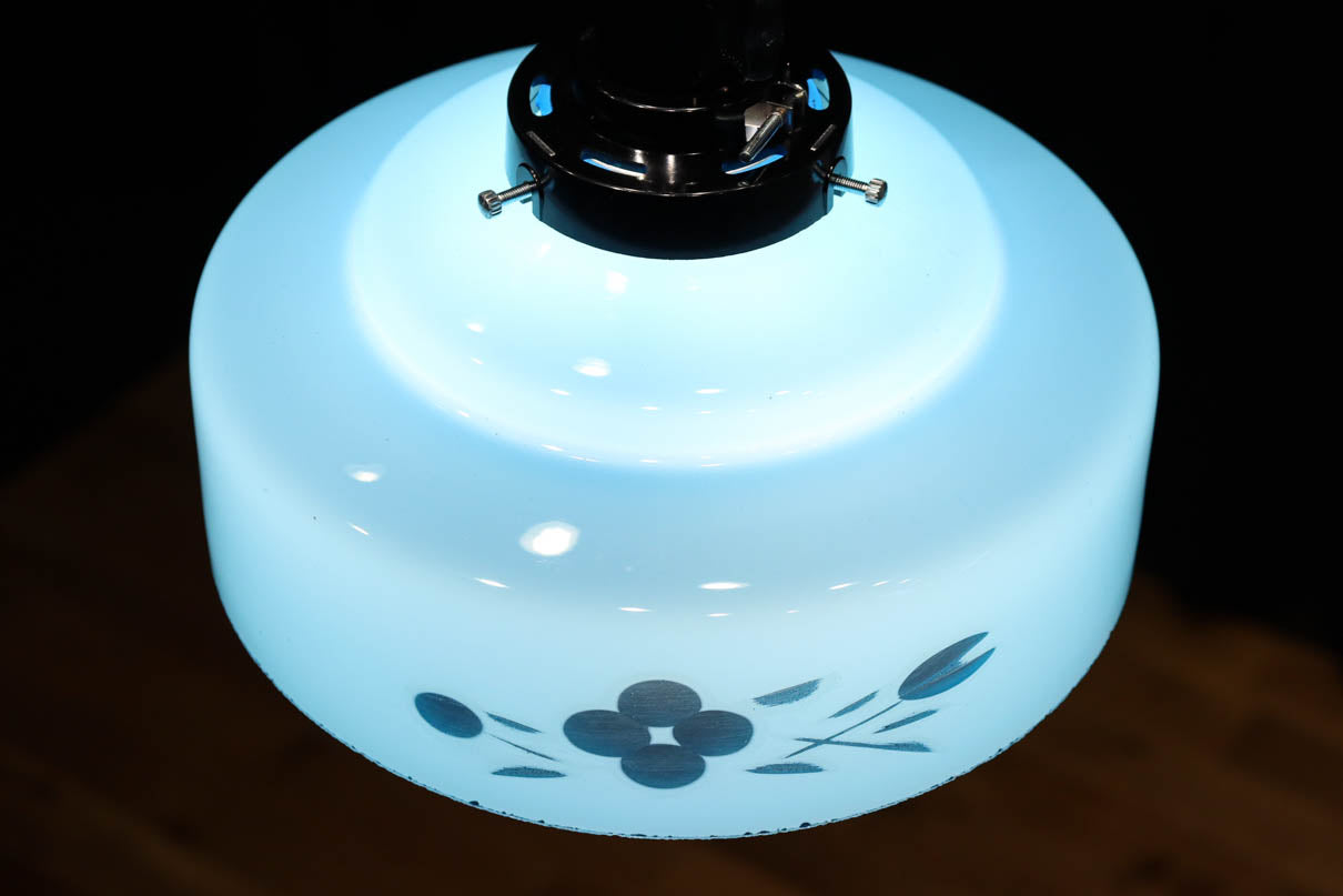 水色ガラスに可愛らしい透かし模様で温かみのある電笠　DC9905