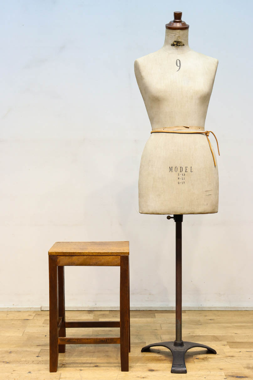 温かみのある風合いに包まれた角スツール　DC9922　在庫2脚