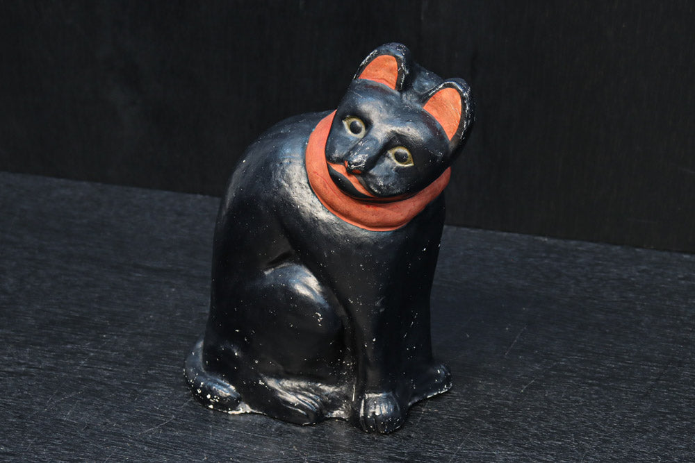 首を傾げる愛嬌のある姿が可愛らしい黒猫の置物　DC9959