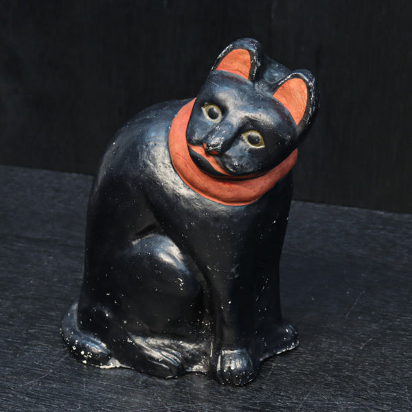 首を傾げる愛嬌のある姿が可愛らしい黒猫の置物 DC9959 – 古福庵