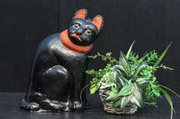 首を傾げる愛嬌のある姿が可愛らしい黒猫の置物　DC9959