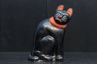 首を傾げる愛嬌のある姿が可愛らしい黒猫の置物　DC9959