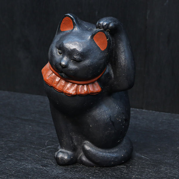 ヴィンテージ　招き猫難あり　黒猫招き猫 珍品!! ウィンクした表情がとても可愛らしい黒招き猫 DC9960 – 古福庵
