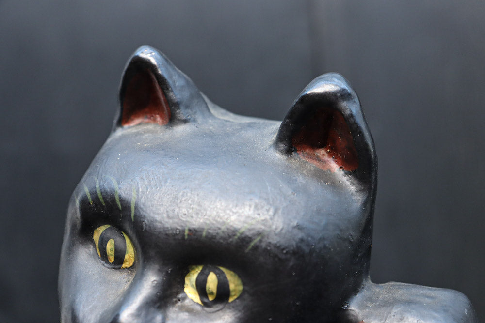 あどけない表情が可愛らしい黒招き猫　DC9961