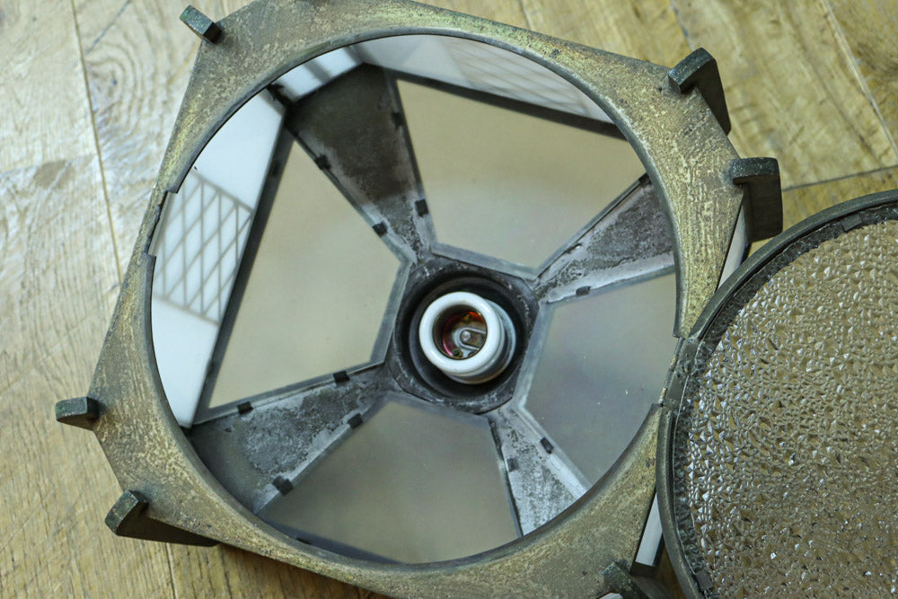菱格子模様の装飾金具が華やかで重厚感溢れるシャンデリア　DC9974