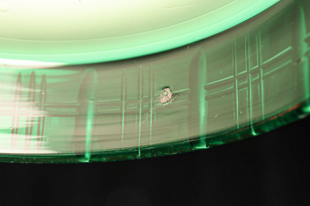 鮮やかなグリーンガラスに切子模様が映えるレトロな面持ちの電笠　DF1047