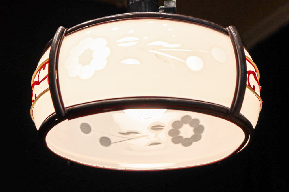 朱セル装飾や花柄の透かし模様で華やいだ雰囲気の電笠　DF1050