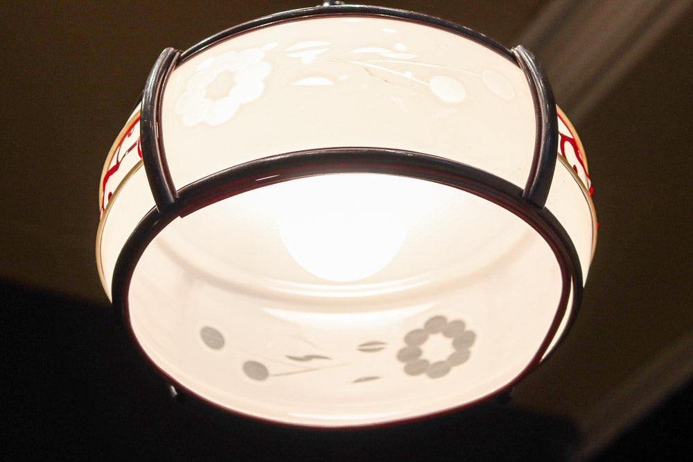 朱セル装飾や花柄の透かし模様で華やいだ雰囲気の電笠　DF1050
