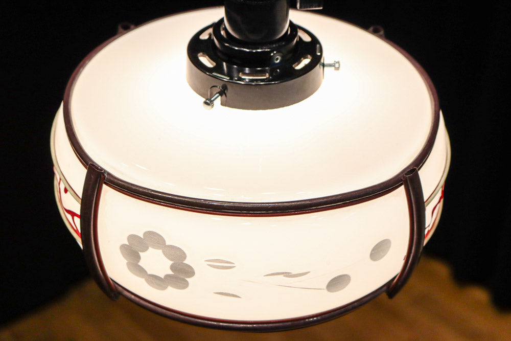 朱セル装飾や花柄の透かし模様で華やいだ雰囲気の電笠　DF1050