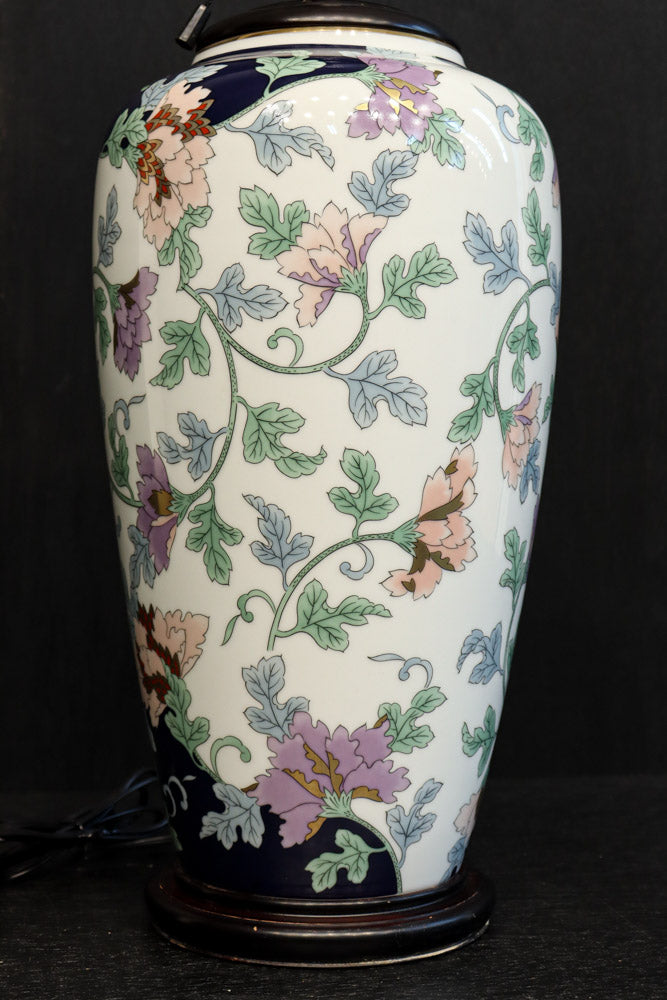 花唐草模様が描かれた気品あふれる陶器のスタンドライトDF1129