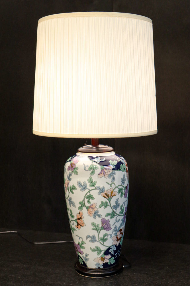花唐草模様が描かれた気品あふれる陶器のスタンドライトDF1129
