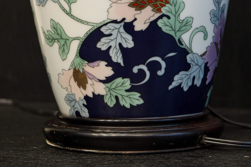 花唐草模様が描かれた気品あふれる陶器のスタンドライトDF1129