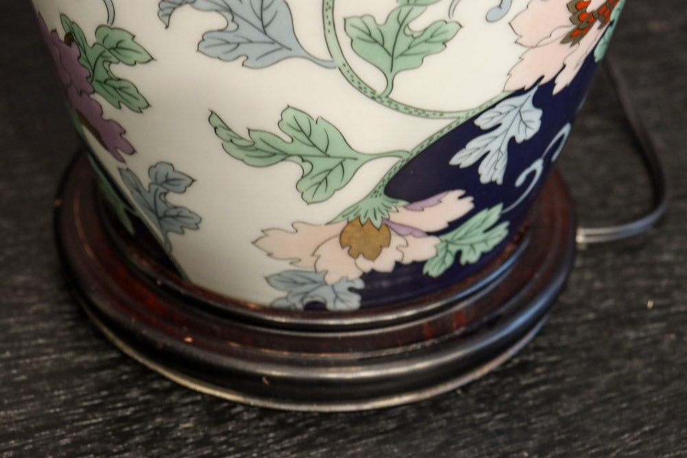 花唐草模様が描かれた気品あふれる陶器のスタンドライトDF1129