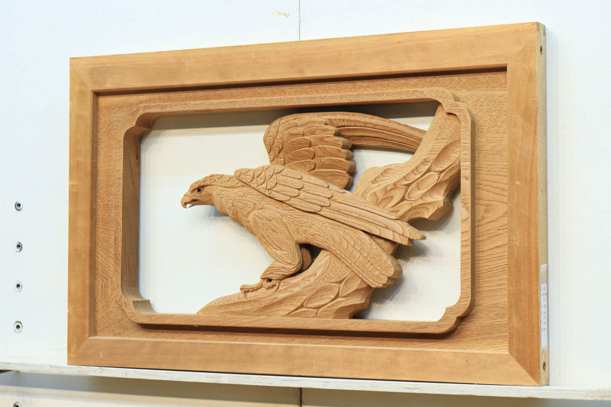 勇敢な鷹の姿が浮かぶ彫刻欄間　EZ1553　在庫1枚