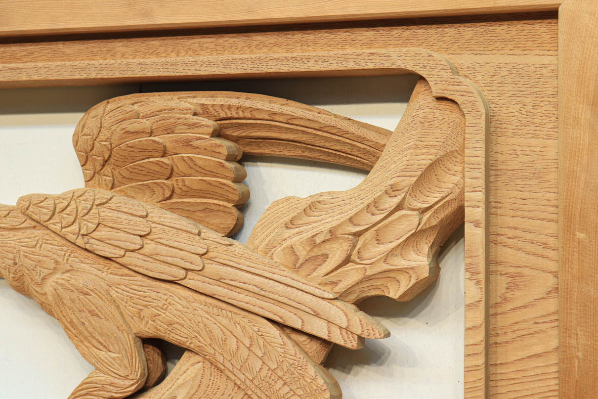39一枚板から彫刻された鷹です