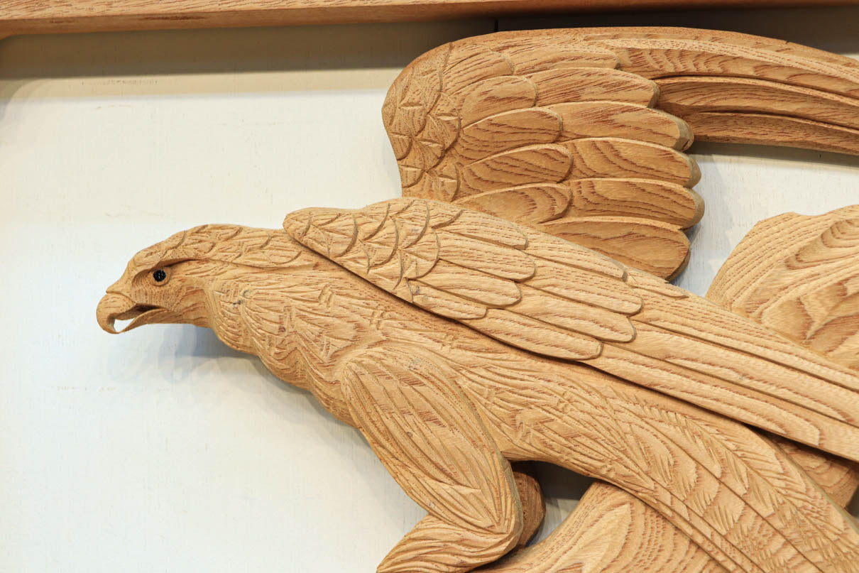 勇敢な鷹の姿が浮かぶ彫刻欄間　EZ1553　在庫1枚