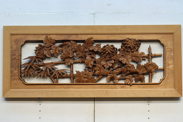 菊と竹を活き活きと描いた深彫り彫刻の中型欄間　EZ1554　在庫1枚