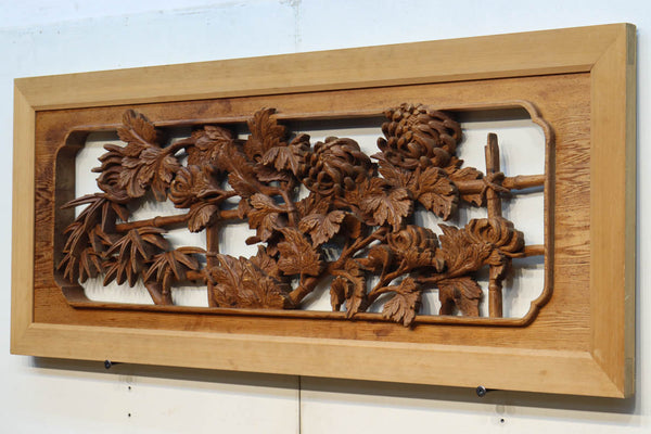 菊と竹を活き活きと描いた深彫り彫刻の中型欄間　EZ1554　在庫1枚