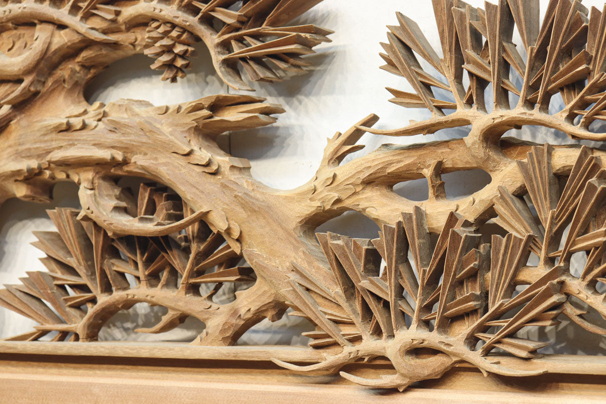 松の枝が力強く伸びる深彫り彫刻中型欄間　EZ1680ab　在庫(a:1 b:1)枚