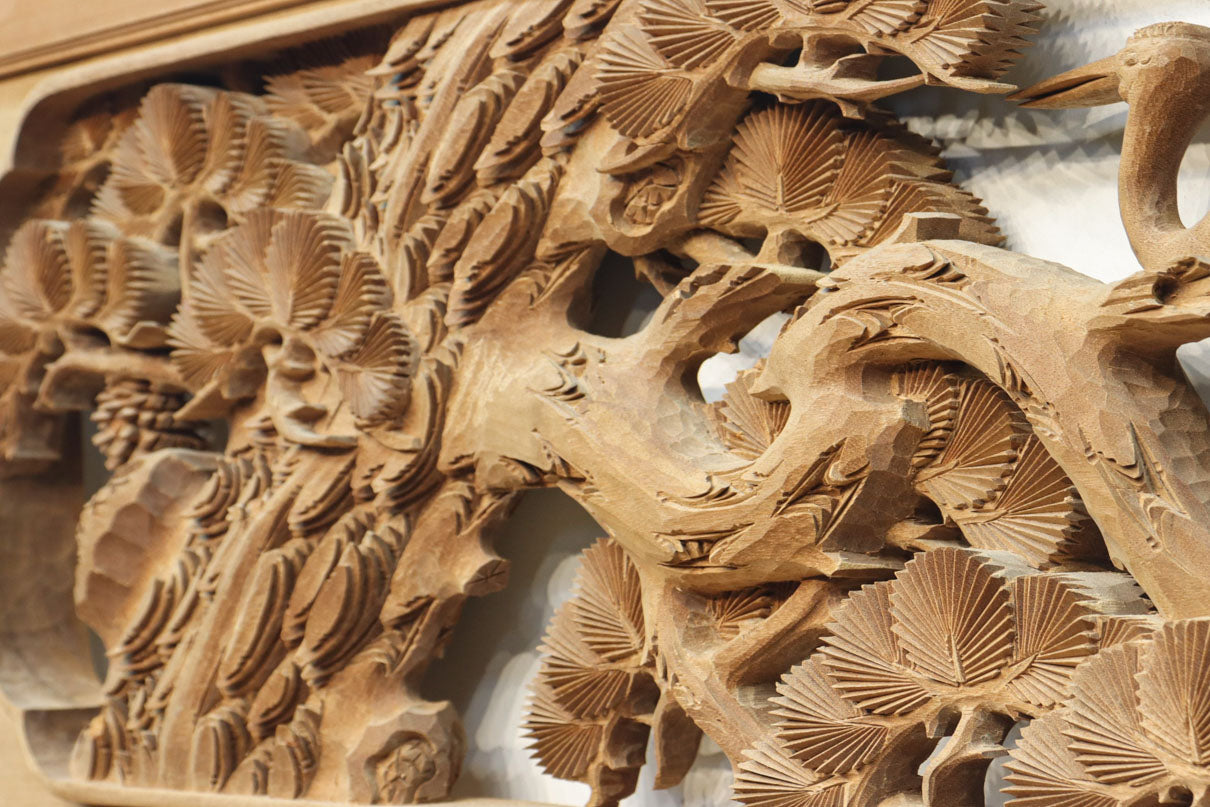木枠の中に松と鶴を敷き詰めた重厚な深彫り彫刻中型欄間　EZ1681ab　在庫(a:0　b:1)枚