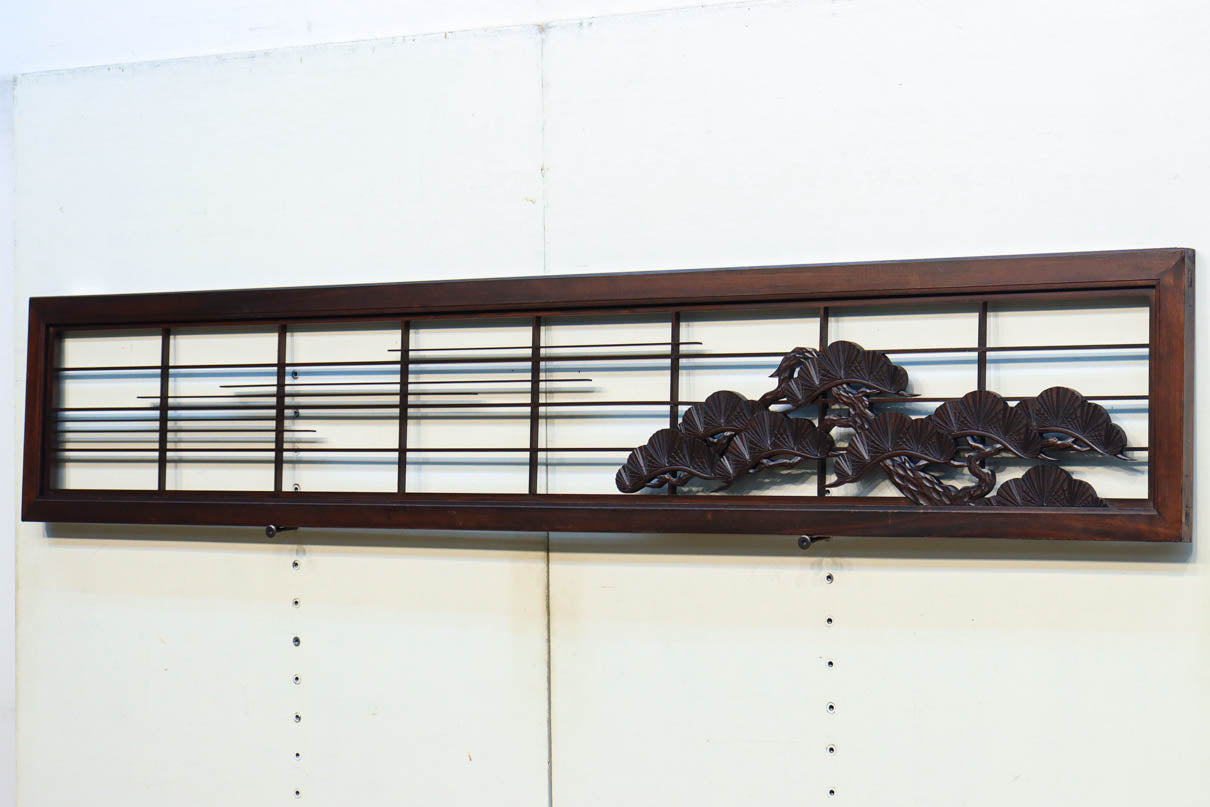 松の彫刻が趣きを感じさせる欄間　EZ1695　在庫1枚