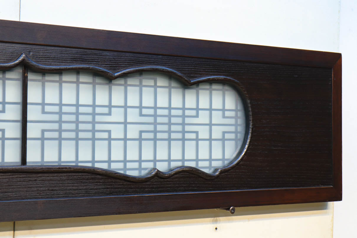 窓枠に香図組子模様が引き立つスリガラス入り欄間　EZ1707　在庫1枚