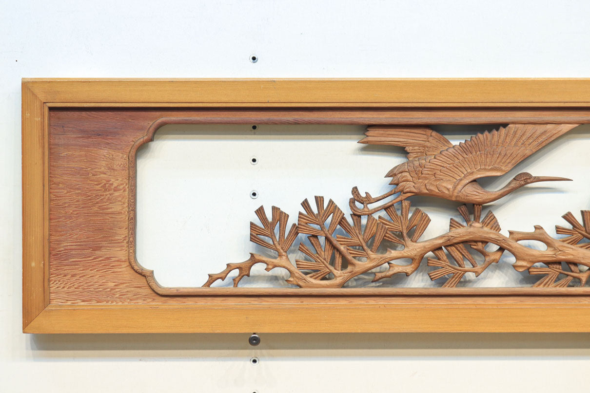 優雅な鶴の姿を松に添えた彫刻欄間　EZ1708ab　在庫1枚(a:1 b:0)枚