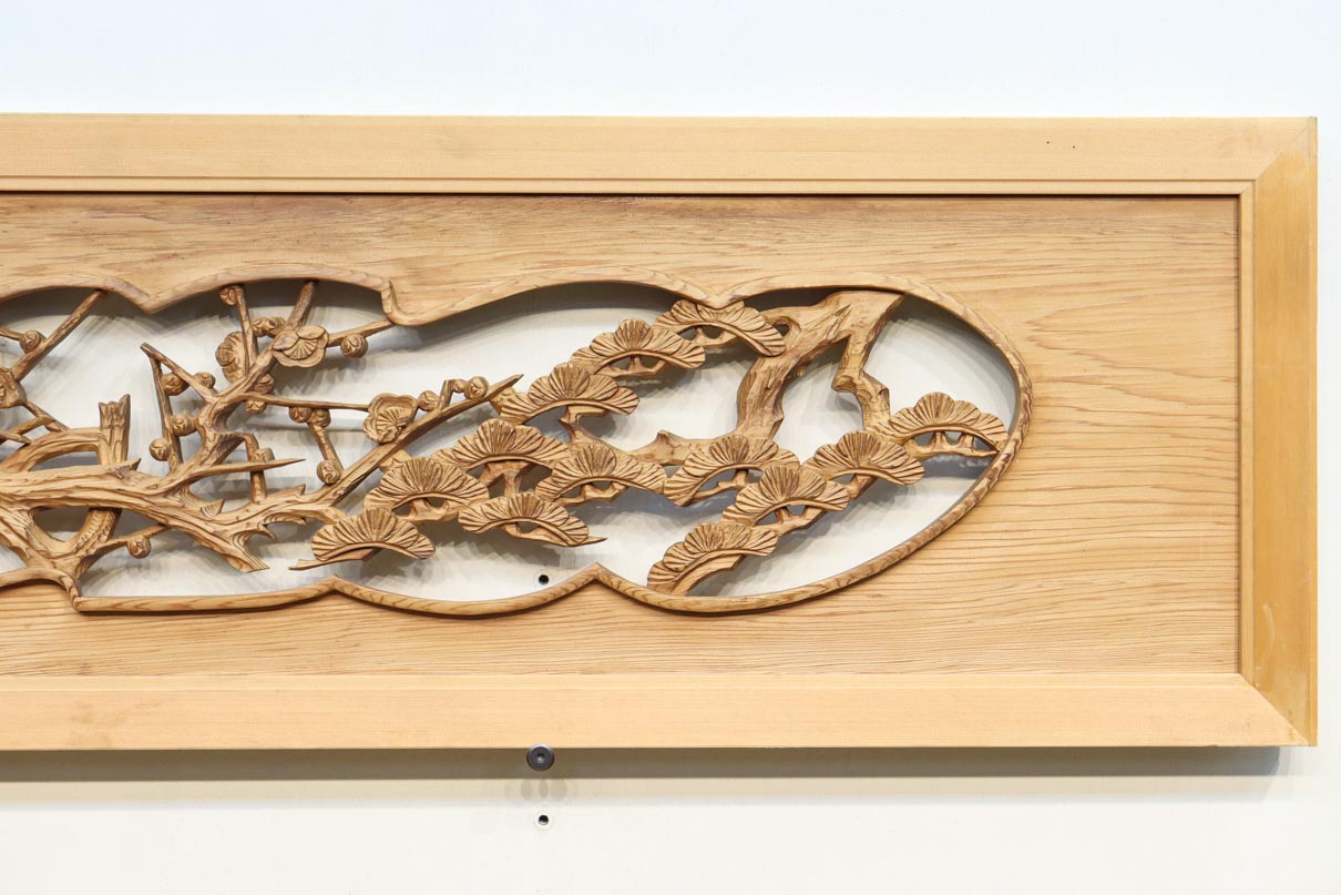 繊細な彫刻が描く松竹梅の風景が素敵な彫刻欄間　EZ1751　在庫1枚